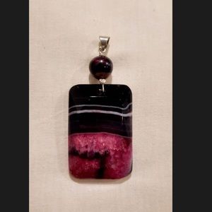 💥Handmade💥Fuchsia and black pendant
